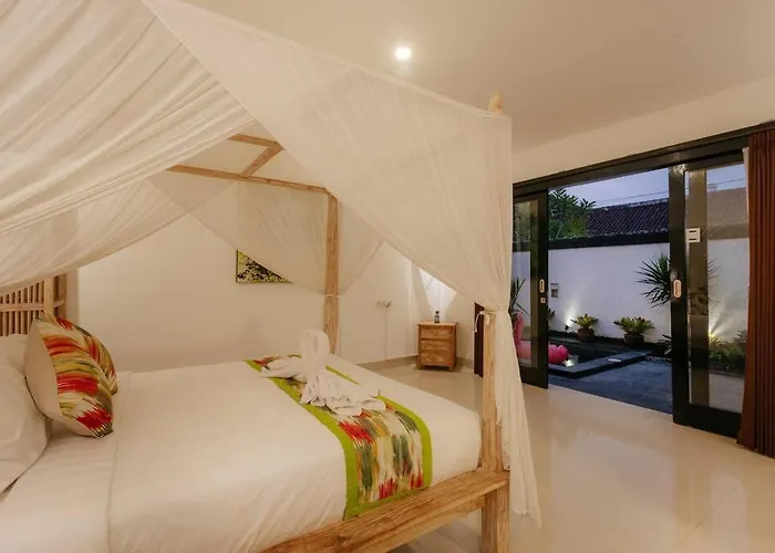 Sri, - 3 Bedroom Stylish Pool Villa! Seminyak
